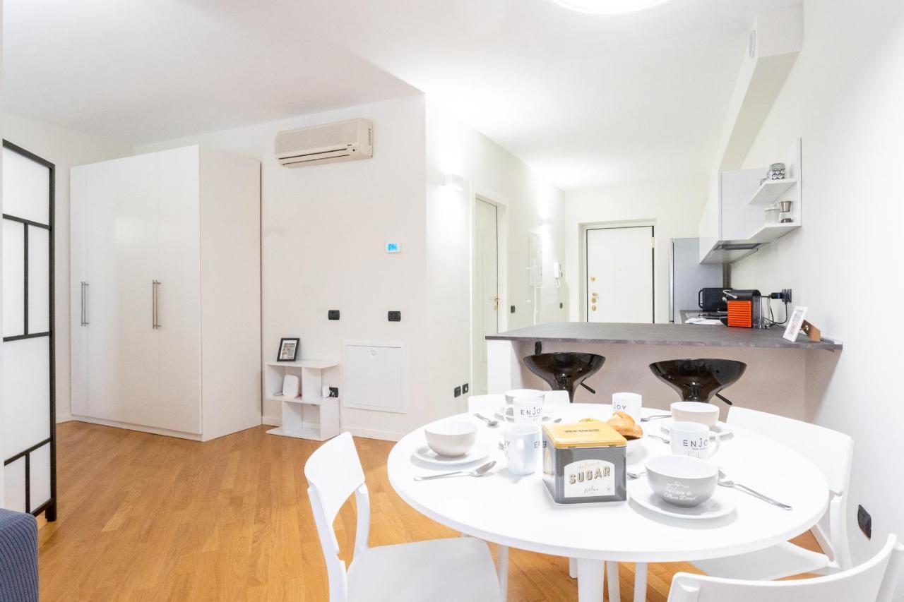 White Flat In Center By Rent Côme
