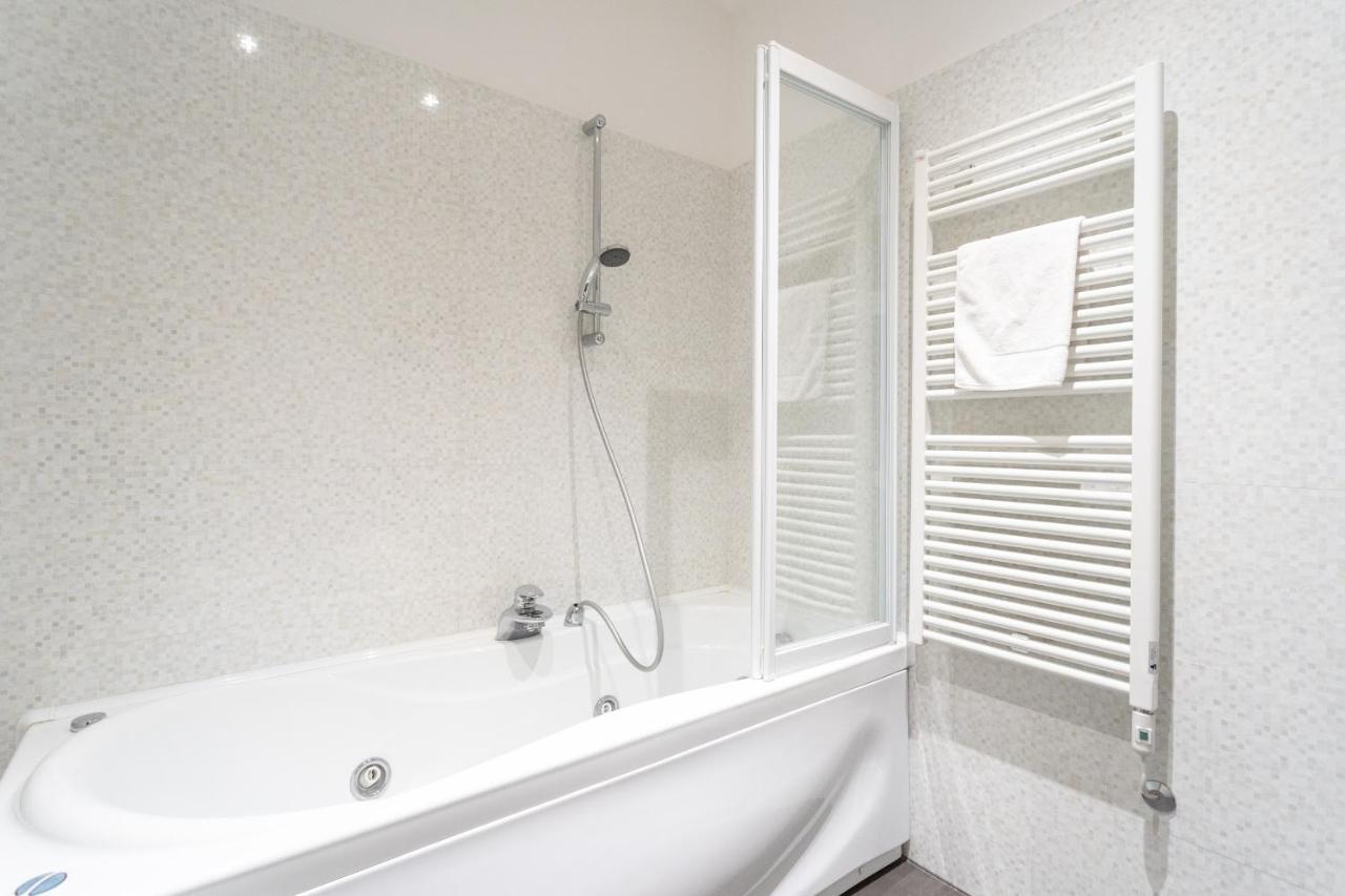 White Flat In Center By Rent Côme